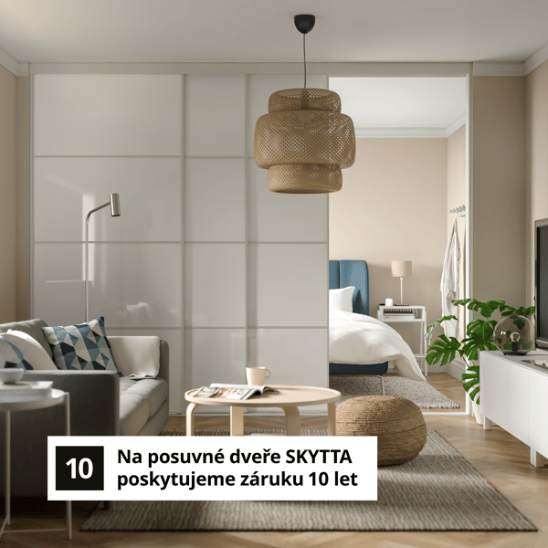 Velká skříň s posuvnými dveřmi v obývacím pokoji.