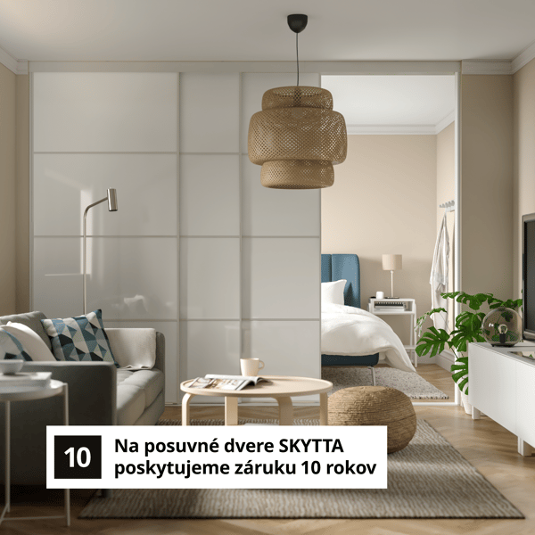 Veľká skriňa s posuvnými dverami v obývacej izbe.