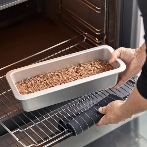 Vemos como se mete no forno un molde coa masa de pan caseiro