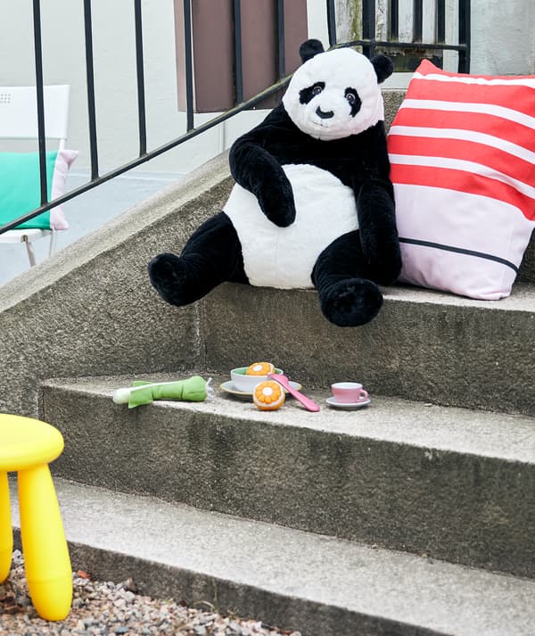 Venkovní schodiště, plyšová panda a polštář