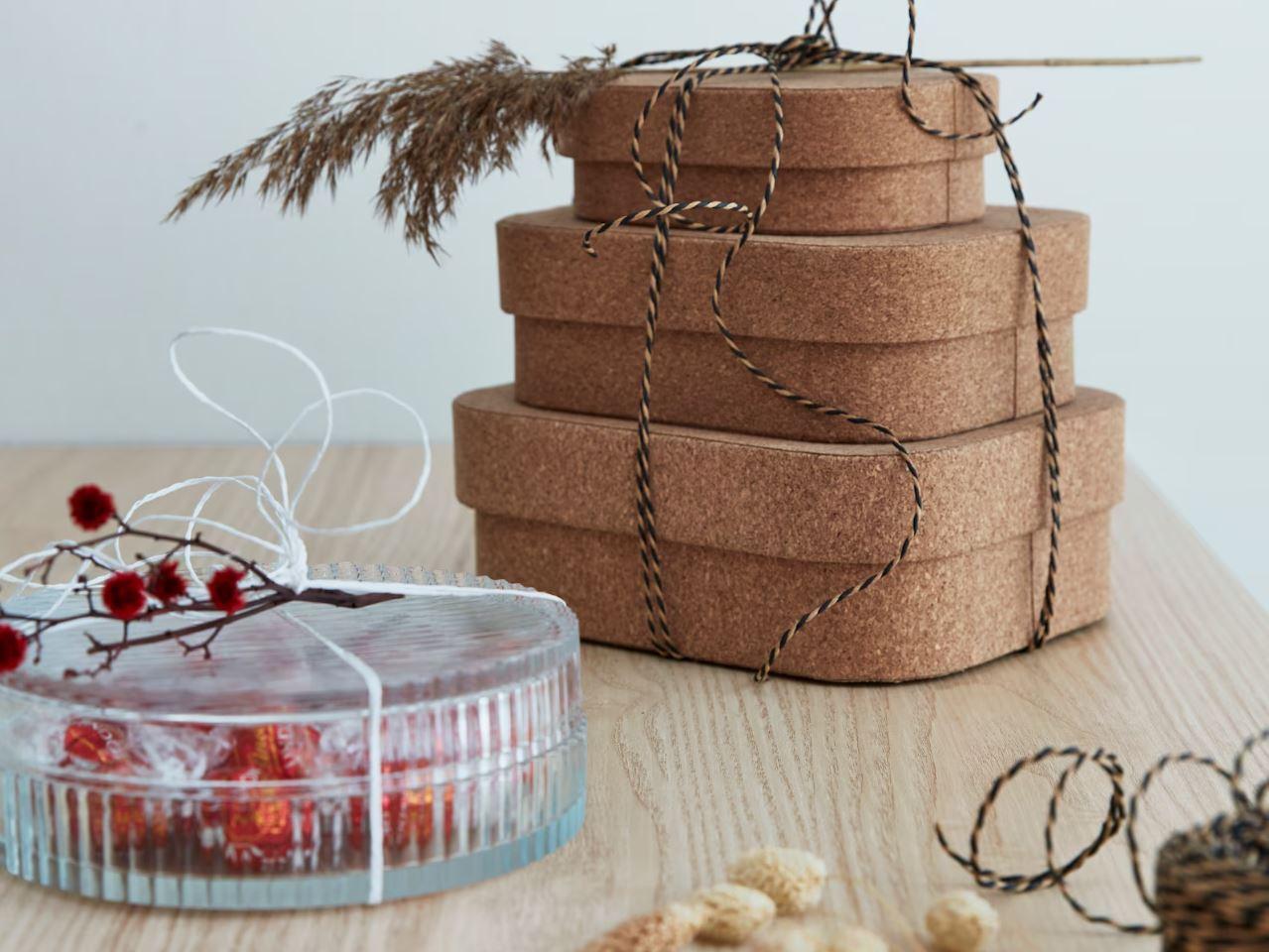 Verpackte Geschenke auf einem Tisch.