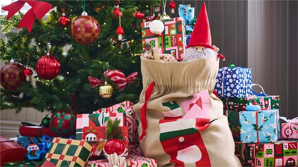 Verpackte Geschenke unter dem geschmücktem Christbaum