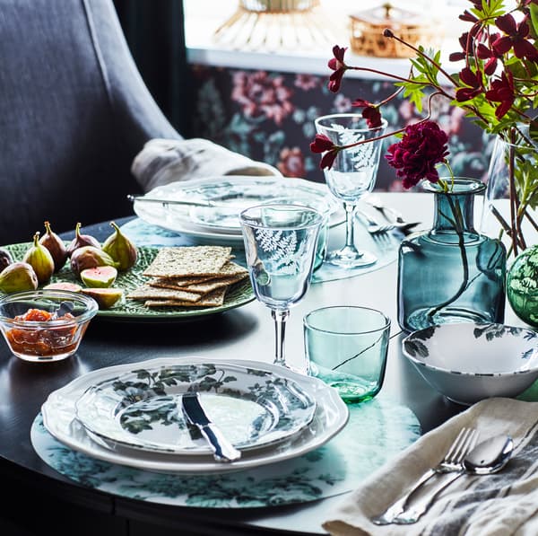 Verres IKEA FRAMTRÄDA transparents sur une table dressée.