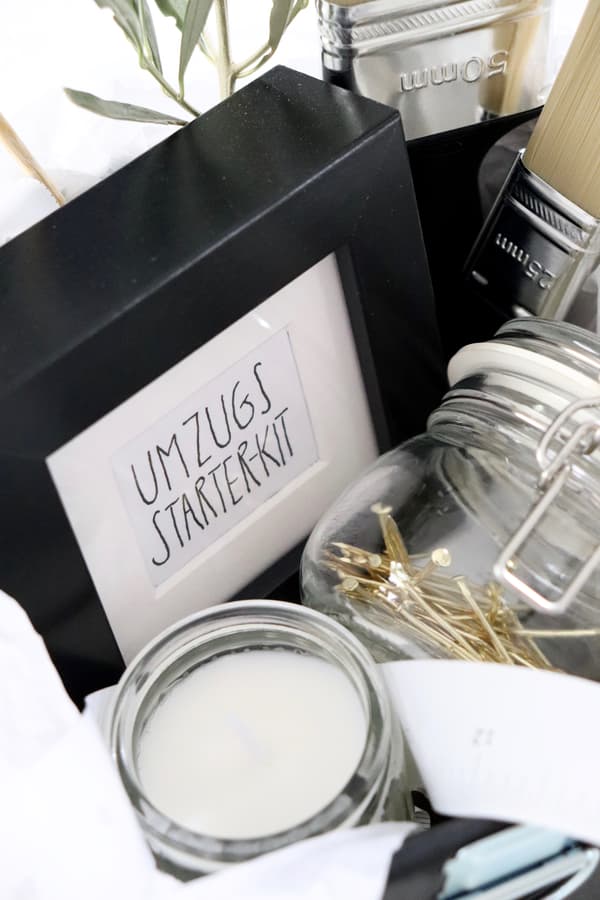 Verschiedene Geschenke für einen Umzug.