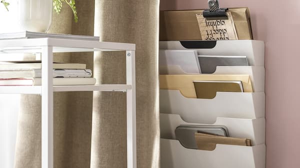 Verschiedene IKEA Zeitschriftensammler stehen auf ein paar Büchern. Dagegen sind ein paar Notizbücher gelehnt.