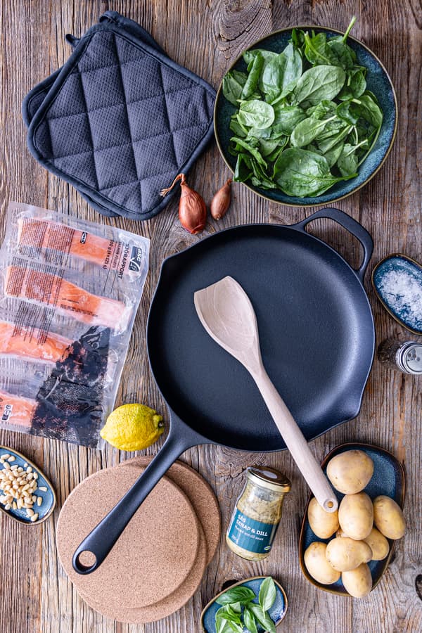 Verschiedene Kochutensilien und Zutaten stehen nebeneinander. Das Bild ist von oben aufgenommen.