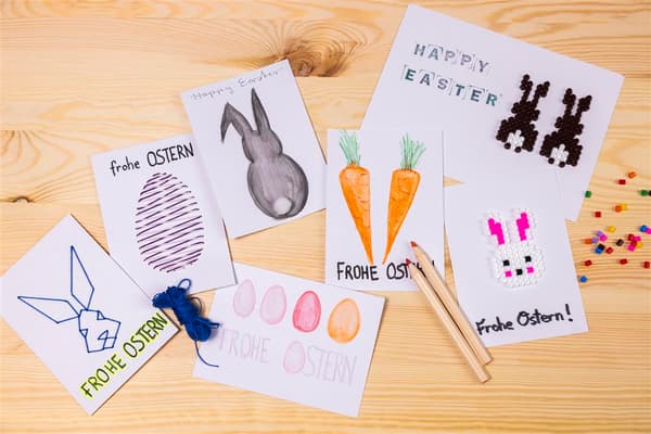 Verschiedene kreative Osterkarten wie zb Frohe Ostern mit 2 Karotten darauf.