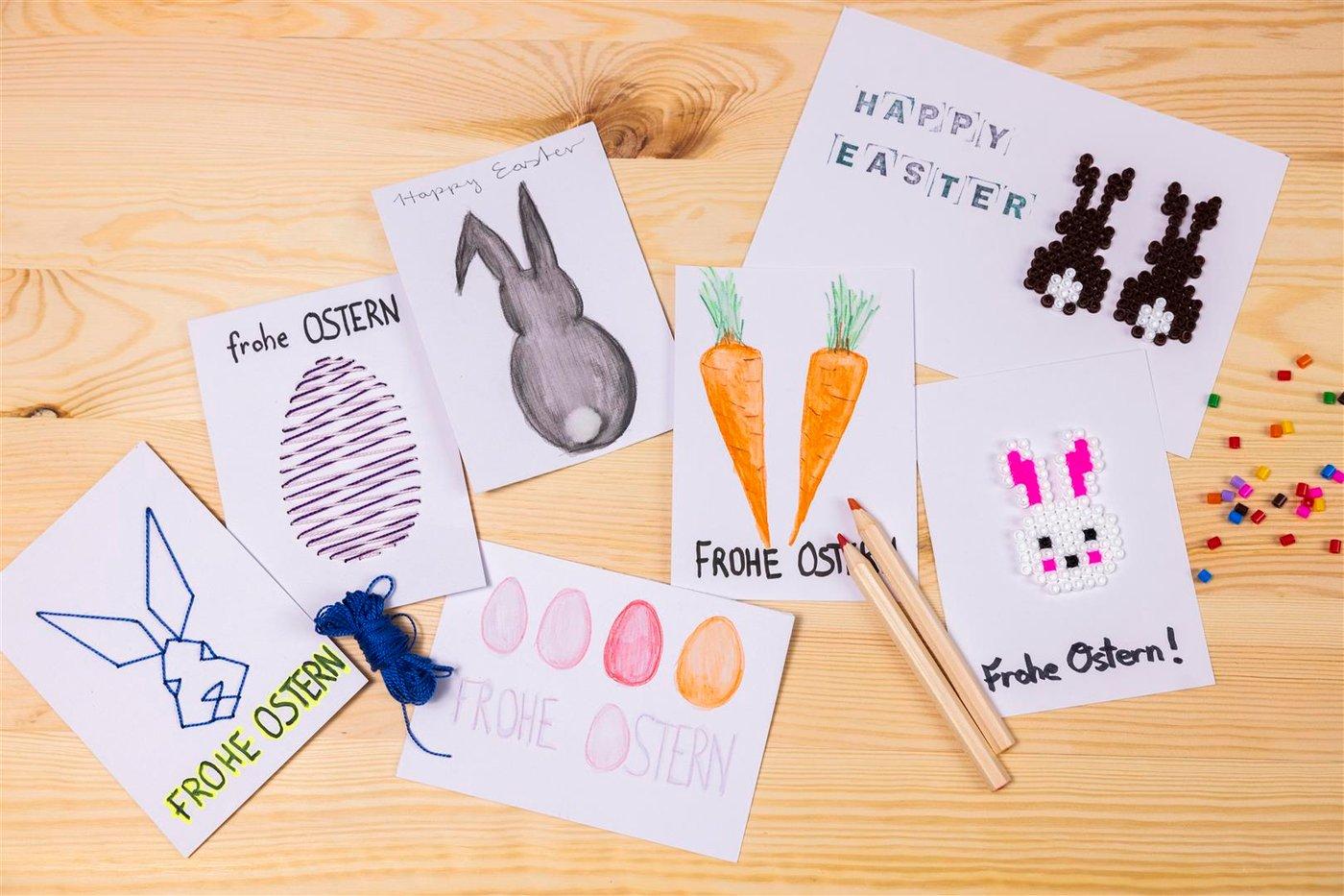 Verschiedene selbstgemachte Osterkarten, diese sind aus SOLFÅGEL Papier bestickt mit Ostermustern, selbst gezeichnet oder mit Bügelperlen verziert. 