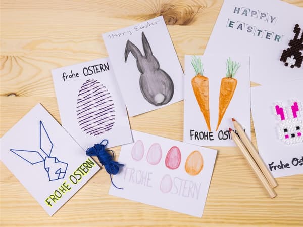 Verschiedene selbstgemachte Osterkarten, diese sind aus SOLFÅGEL Papier bestickt mit Ostermustern, selbst gezeichnet oder mit Bügelperlen verziert.