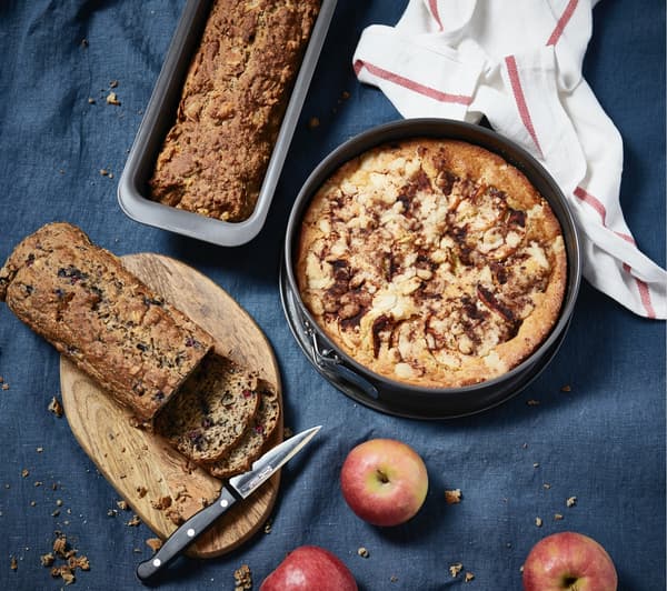 Verschillende HEMMABAK bakvormen staan uitgestald met baksels erin.