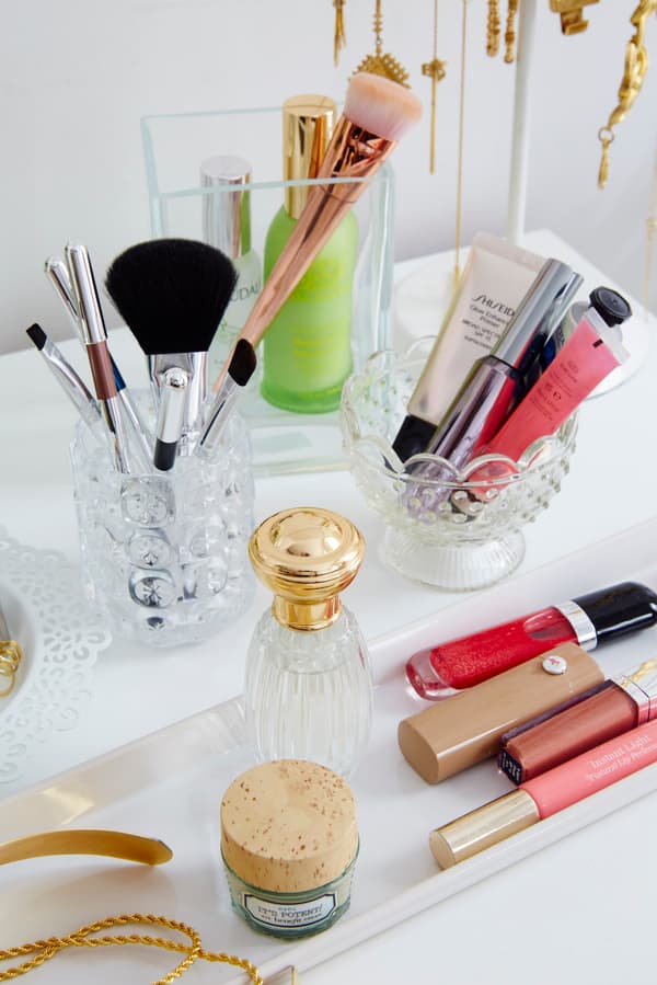 Verschillende make-up spullen uitgestrooid op een kastje