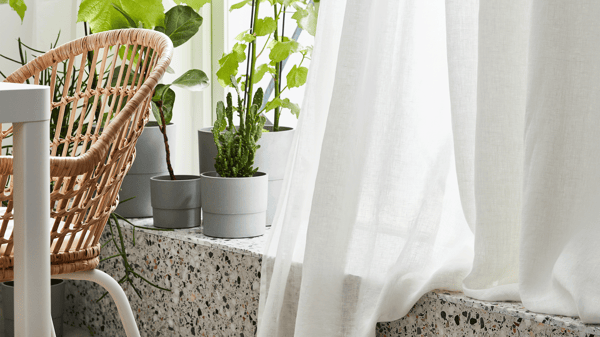 Verschillende soorten formaten van de  NYPON sierpot met verschillende soorten planten in een vensterbank.