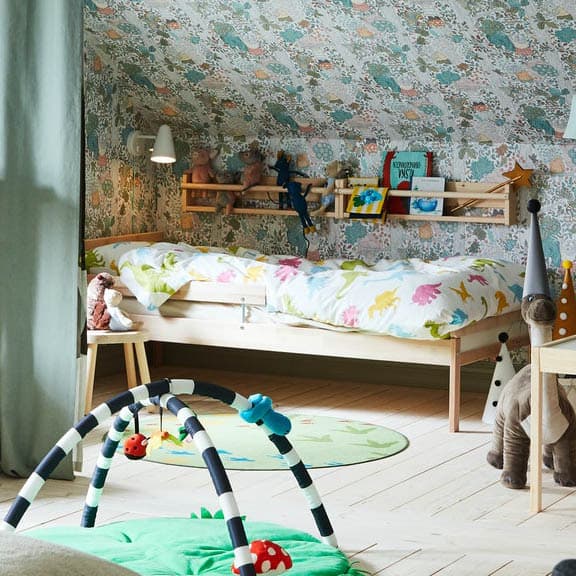 Verspieltes IKEA Kinderzimmer mit Bett, Spielbogen und bunter Wandgestaltung – kindgerecht und fantasievoll eingerichtet.