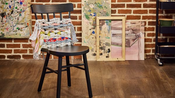 Verzierter Stuhl mit Textilien