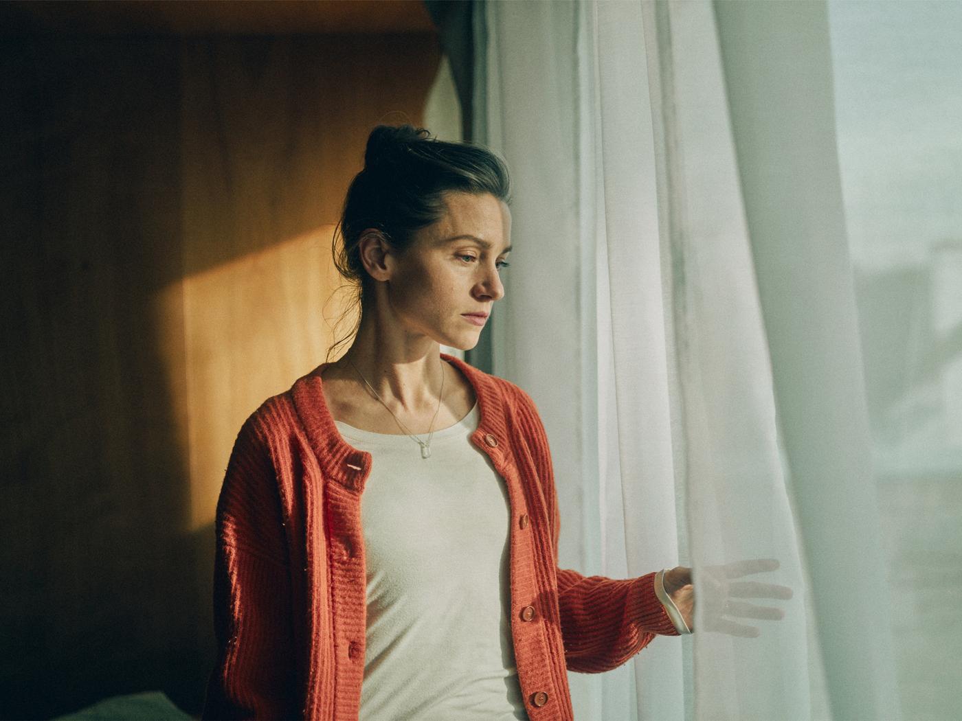 Veta „Opováž sa vyliezť z domu“ napísaná na zarosenom zrkadle.