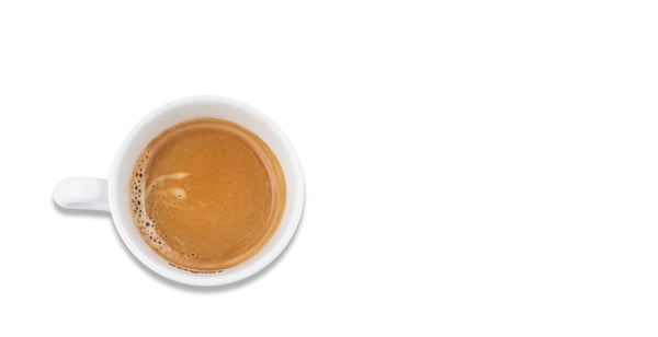 větší espresso  v bílém hrníčku, pohled shora