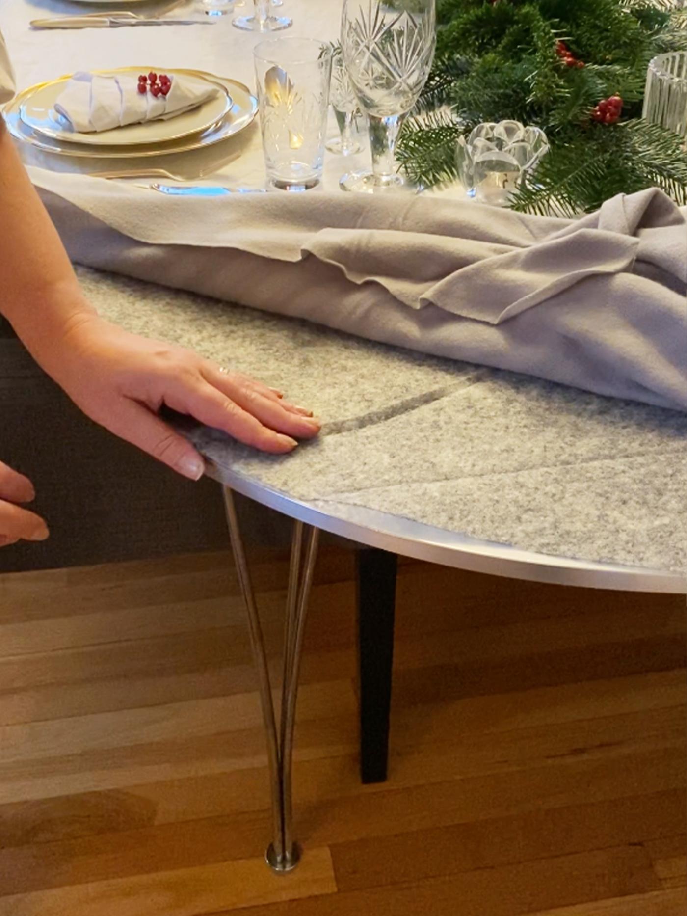 Vi ser stoppfilt, antiskli, som ligger under duken for at den skal ligge på plass.