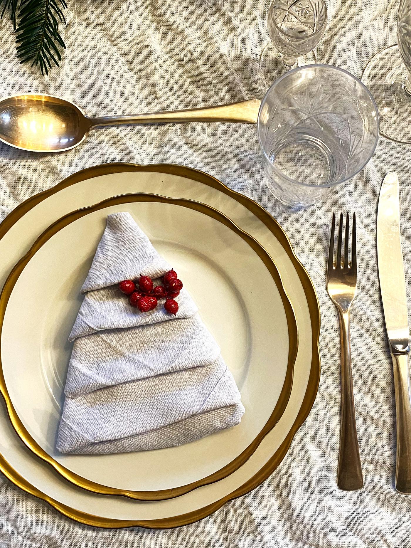 Vi ser tallerken, bestikk og glass på julesiden