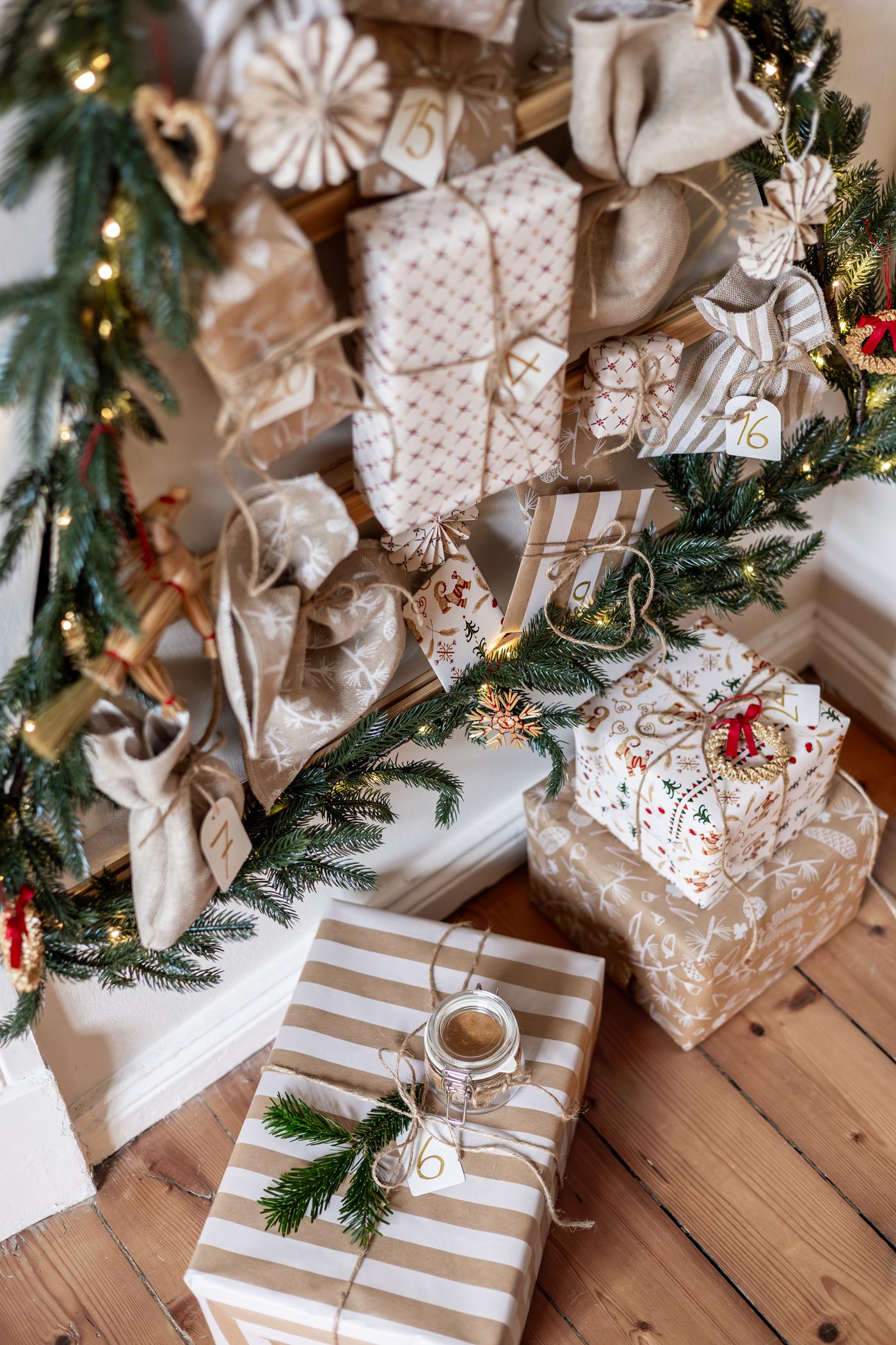 Viele Adventskalender-Geschenke hängend und stehend.