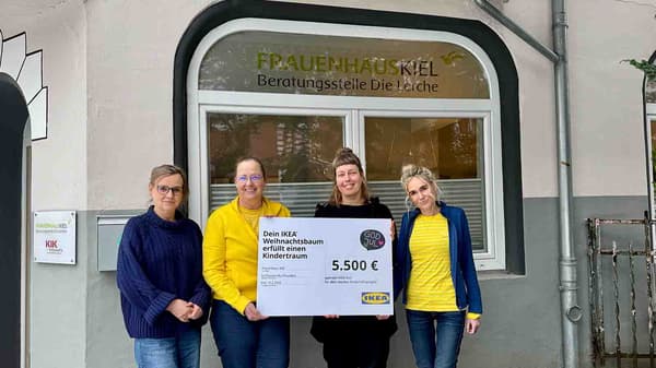 Vier Personen (2 davon von IKEA Kiel) halten einen Spendenscheck über 5.500€ vor Beratungsstelle des Frauenhauses Kiel.