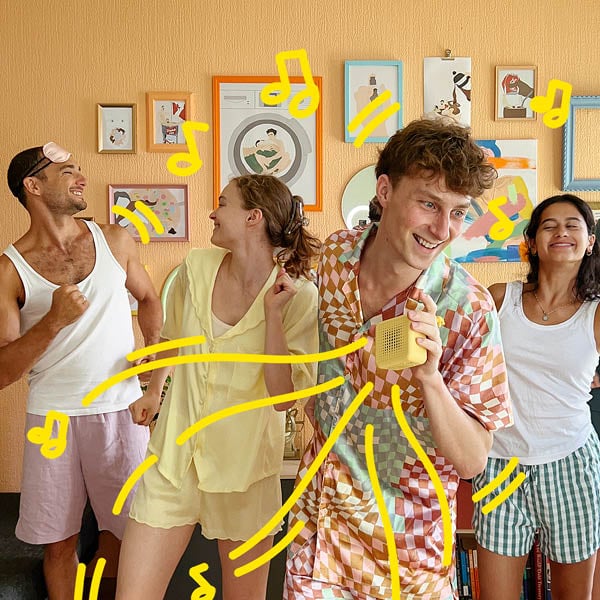 Vier personen dansend in een kamer