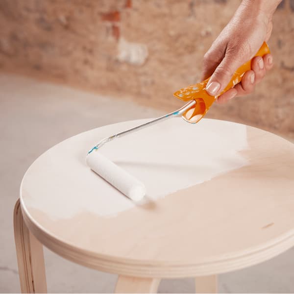 Vigyél fel egy réteg alapozót az ülőkére, és hagyd megszáradni.