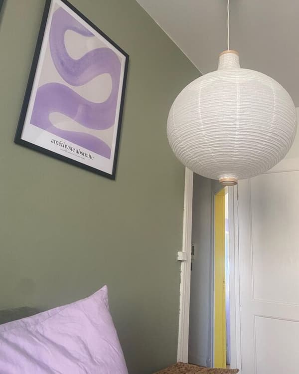 Vihreää makuuhuoneen seinää vasten kuvattu IKEA RISBYN -riisipaperivalaisin.