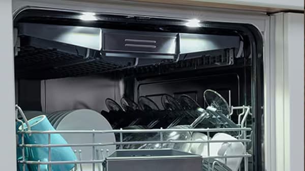 Világítás a mosogatógép belsejében.