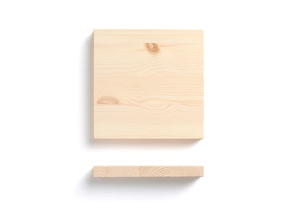 Világos tömörfa minta, látható erezettel és éllel, fehér háttéren elhelyezve.