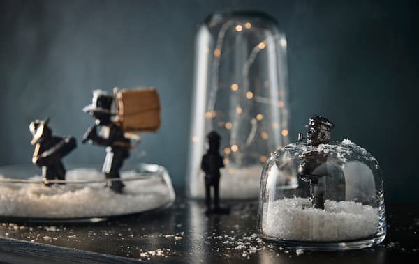 특별한 날에 어울리는 거실 인테리어 아이디어를 찾는다면, 유리용기로 스노우볼을 직접 만들어보세요. VINTER/빈테르 2017 투명 유리꽃병/미니양초홀더를 비롯해, IKEA는 다양한 종류의 유리용기와 꽃병을 갖추고 있어요.