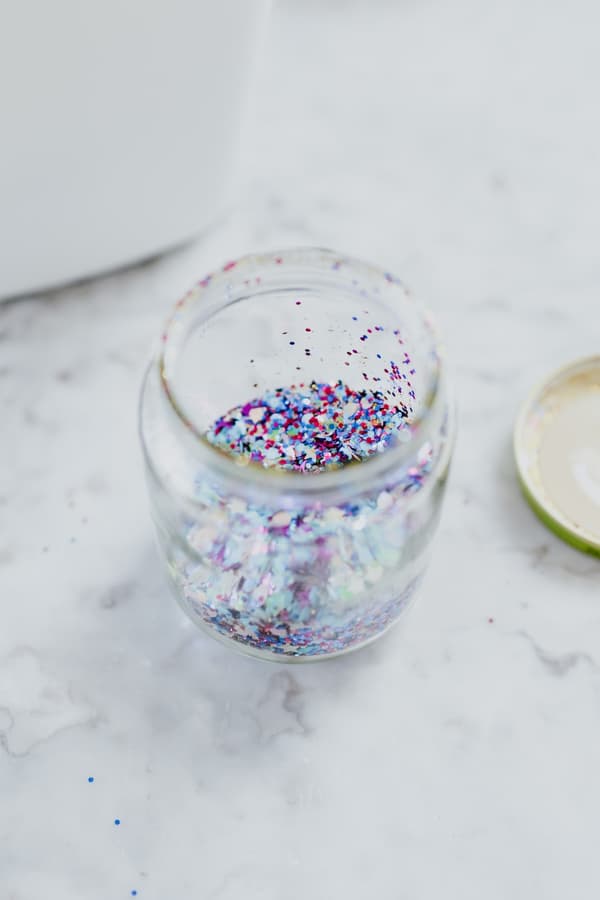 Violettes und blaues Glitzern in einem Topf