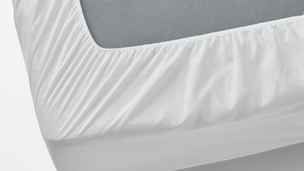 VIPPVEDEL mattress protector with elastic edging all around.