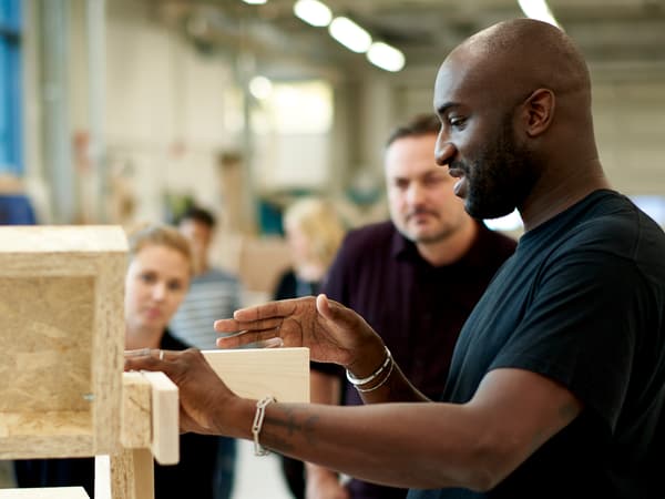 Virgil Abloh stojí před lidmi a vysvětluje jim svůj design
