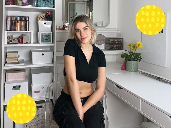 Virginia, una giovane studentessa e content creator, seduta accanto ad una scrivania.