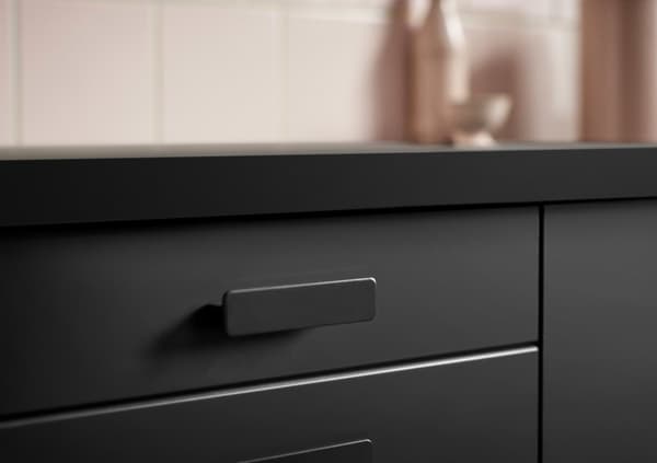 Više od održivog proizvoda - IKEA KUNGSBACKA front je lep i na oko! Upečatljiv završni mat sloj i zaobljene ivice stvaraju jednostavan, poboljšan izgled.