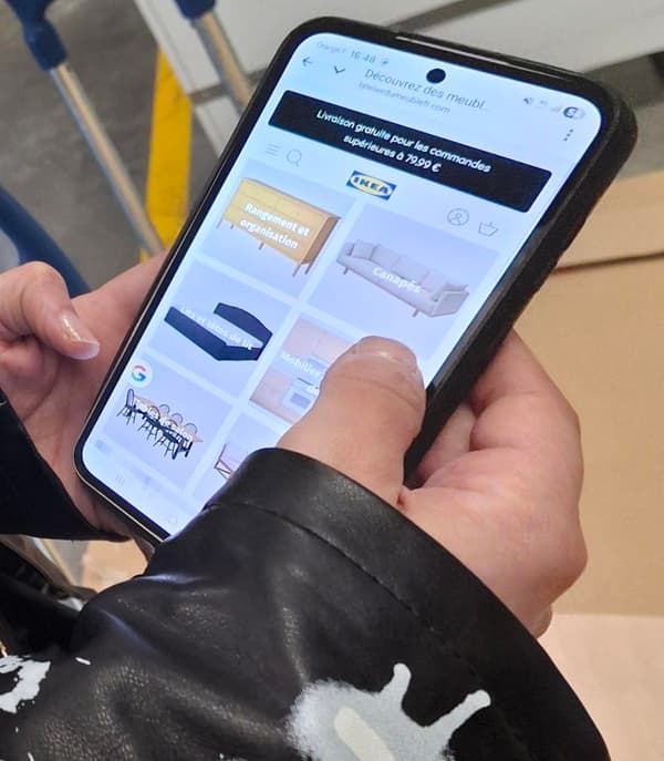 vision d'un écran de téléphone avec une page de présentation de produits IKEA