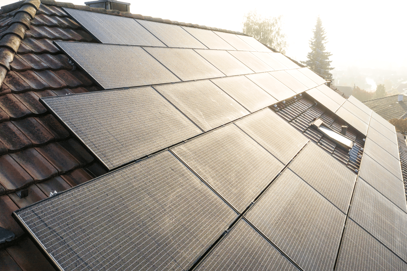 Vista di un tetto nero coperto di pannelli solari.