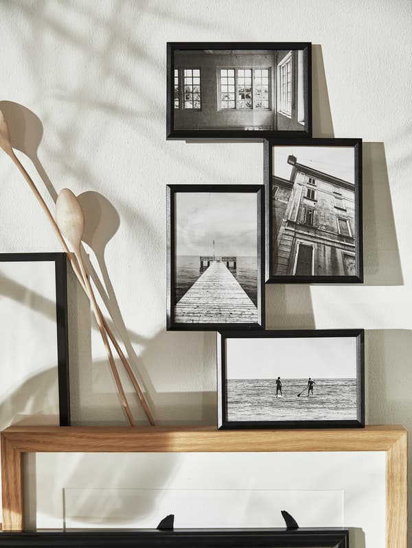 Vista frontal de una pared con un set de cuatro cuadros decorativos.