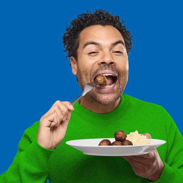Visuel IKEA Family : soirée spéciale du 19 septembre 2025 pour célébrer les 40 ans des boulettes suédoises, avec un homme en pull vert dégustant une boulette sur fond bleu.