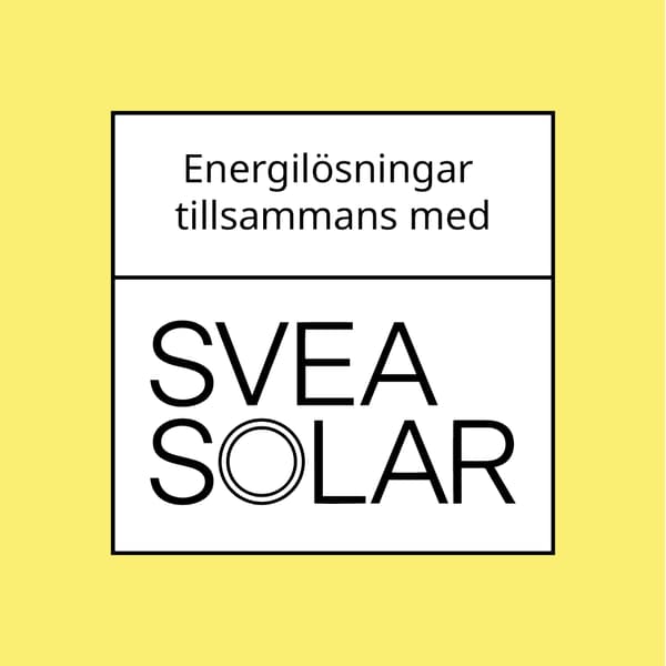 Vit ruta med texten 'Energilösningar tillsammans med' och Svea Solar logga under mot en gul bakgrund.