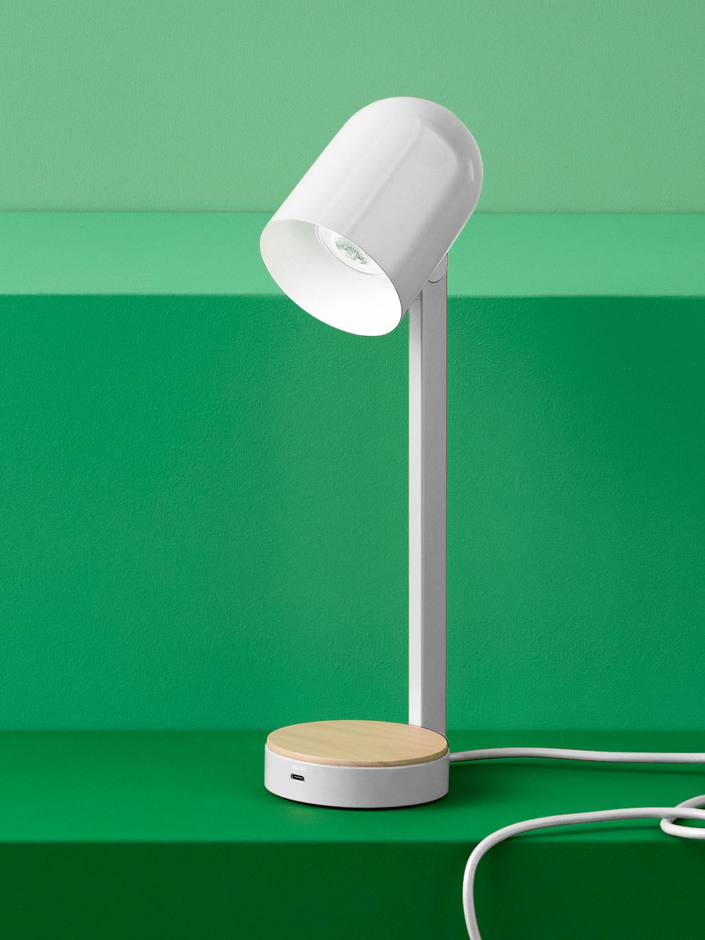Vit skrivbordslampa i studiomiljö med grön bakgrund. 