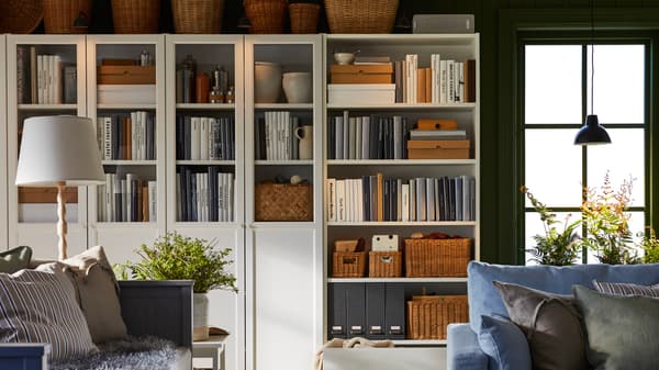 Vita BILLY bokhyllor från IKEA står i ett vardagsrum.