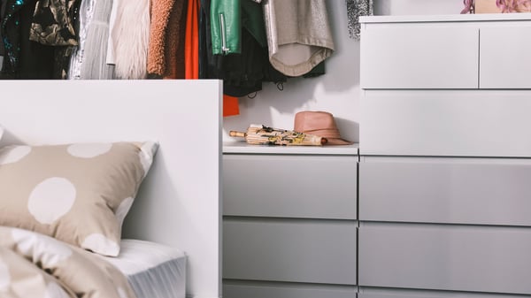 Vita MALM byråar i olika storlekar bakom en vit MALM säng.