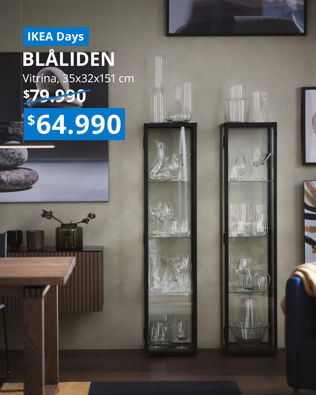 Vitrina BLÅLIDEN negra con puertas de vidrio, de 35x32x151 cm, ideal para exhibir objetos decorativos y colecciones.