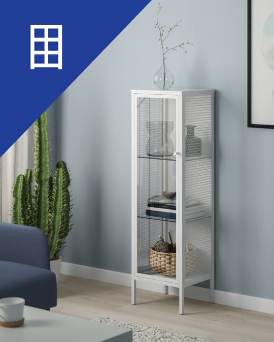 Vitrina blanca con puertas de vidrio para exhibición y almacenamiento.