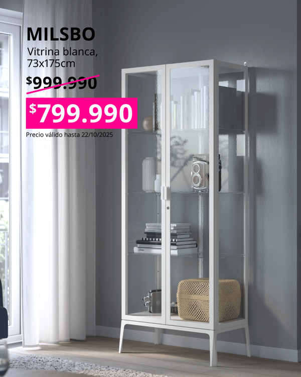 Vitrina blanca MILSBO con decoración en su interior.