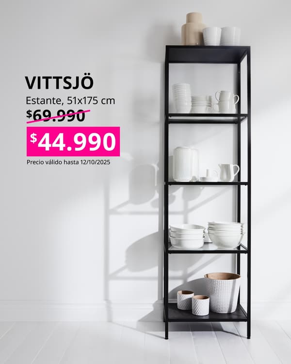 Vitrina negra VITTSJO alta con precio en cuadrado fucsia