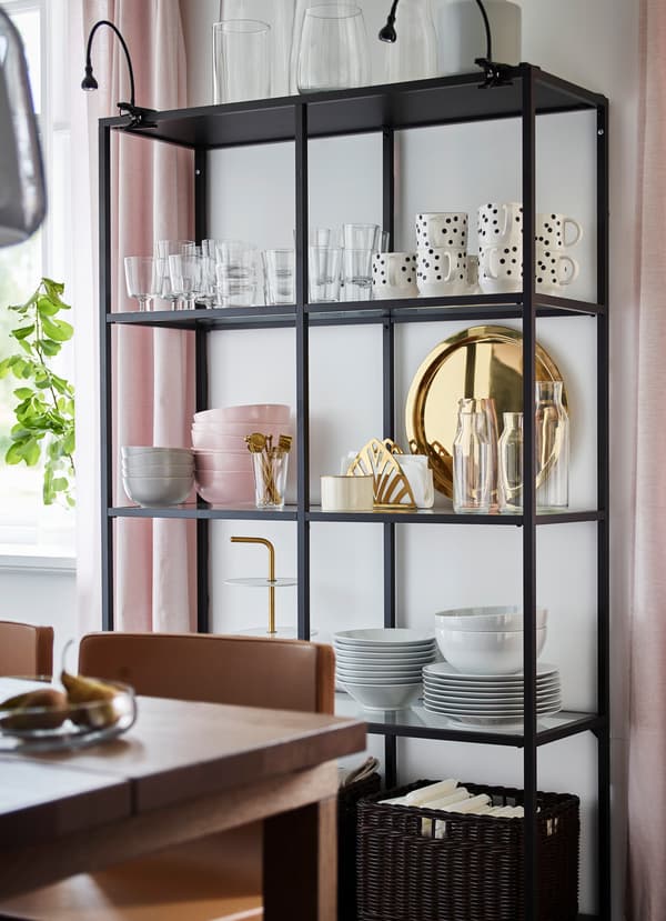 VITTSJÖ وحدة عرض من ايكيا بلون بني تتضمن تخزينًا مكشوفًا.