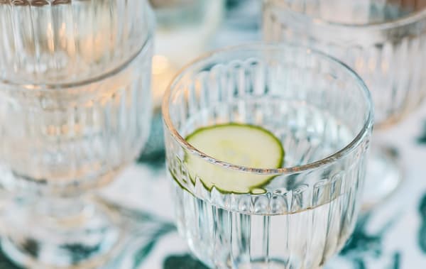Vízzel teli poharak uborkával.