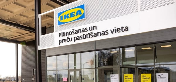 Внешний вид пункта планирования и заказа IKEA в Латвии, с табличкой «Plānošanas un preču pasūtīšanas vieta» над входом.